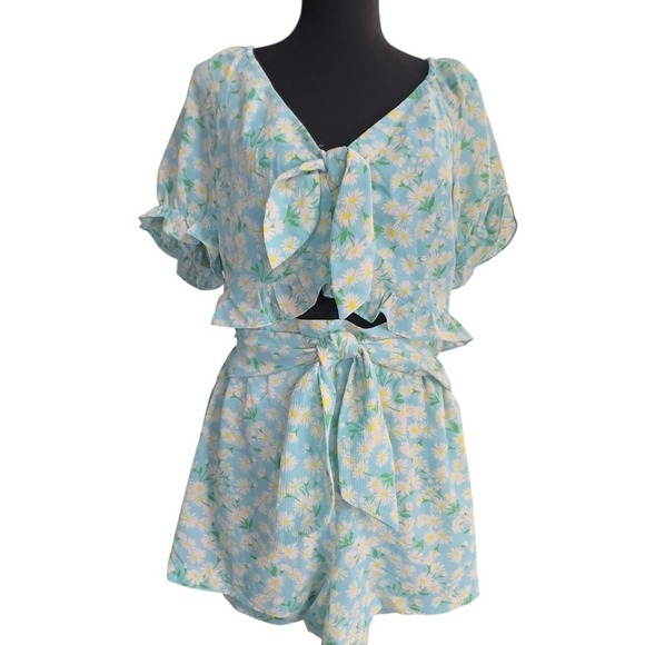 BCBGeneration Tops - BCBGeneration Retro Daisy Garden Knot Front Crop Top & Shorts Medium Cottage NEW